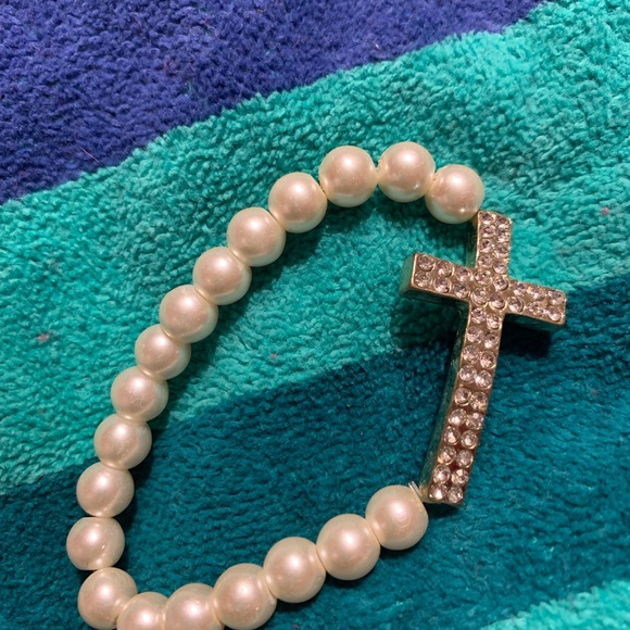 Faux Pearl and Crystal Cross stretchy Bracelet - Picture 4 of 4